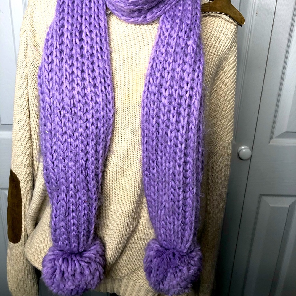 Chunky knit scarf with Pom Pom details